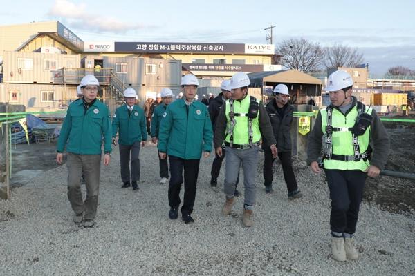 NSP통신-고양 장항 M-1블럭 주상복합 신축공사현장 방문 모습 (사진 = 고양시)