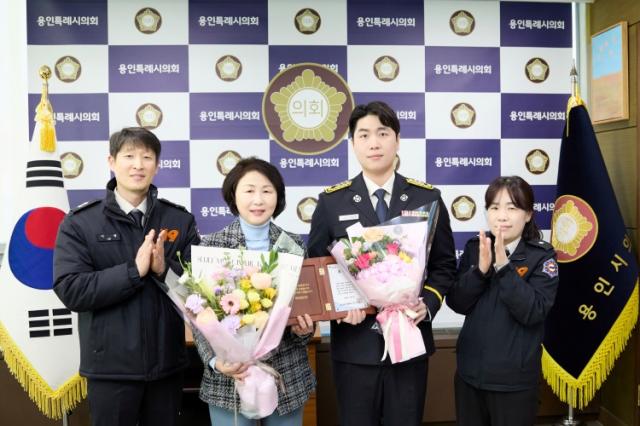 NSP통신-6일 오전 의장실에서 용인특례시의회가 국제공항서 심정지로 쓰러진 외국인을 응급조치로 생명을 살려낸 은성교 용인소방서 소방교에게 모범시민 표창을 수여 후 기념촬영을 하고 있다. (사진 = 용인특례시의회)