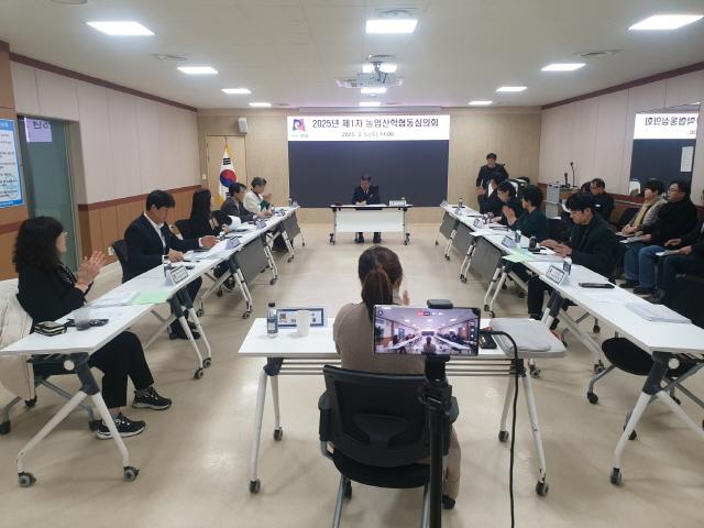 NSP통신-5일 2025년 농촌지도 시범사업 대상자 선정을 위한 농업산학협동심의회가 진행되고 있다. (사진 = 안성시)