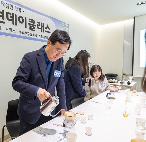 NSP통신-진교훈 강서구청장(오른쪽)이 마곡 LH 청년특화형 매입임대주택 입주 청년들과 함께한 핸드드립 커피 만들기 수업에서 커피를 내리고 있다. (사진 = 강서구)