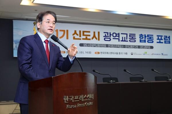 NSP통신-1기 신도시 광역교통 합동포럼에 참석해 기조발제 중인 이동환 고양특례시장 (사진 = 고양시)