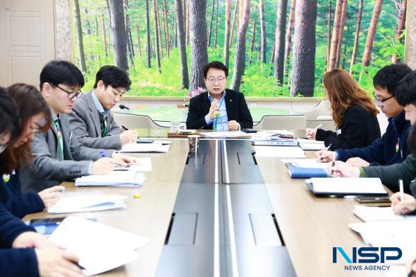 NSP통신-울진군은 지난 5일 군청 접견실에서 정책홍보실 주관으로 2025년 정책 조정 및 발굴 계획과 군민 섬김데이 운영 , 먼저 인사하기 운동 , 군정 홍보 방향을 논의하는 정책회의를 개최했다. (사진 = 울진군)