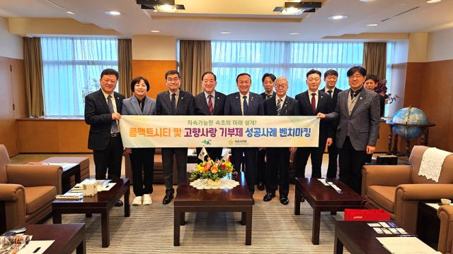 NSP통신-이병선 속초시장이 후지이 히로히사 도야마시장과 간담회를 마치고 기념사진을 촬영하고 있는 모습. (사진 = 속초시)