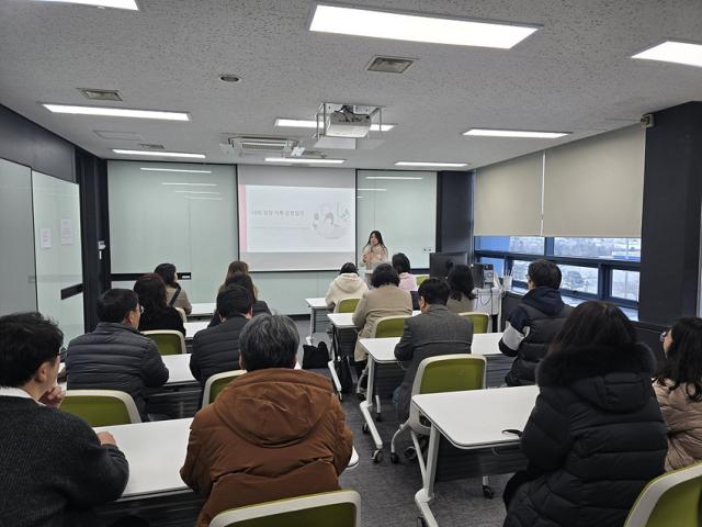 NSP통신-강원도교육청 교육연수원에서 강릉책문화센터와 협력해 연수 프로그램을 진행하고 있는 모습. (사진 = 강원도교육청)