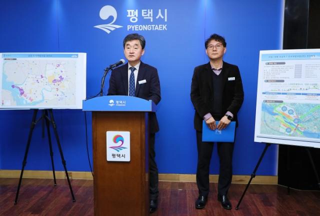 NSP통신-7일 오전 평택시청에서 도시주택국장이 공공도시 개발사업 등에 대해 언론 브리핑을 하고 있다. (사진 = 평택시)