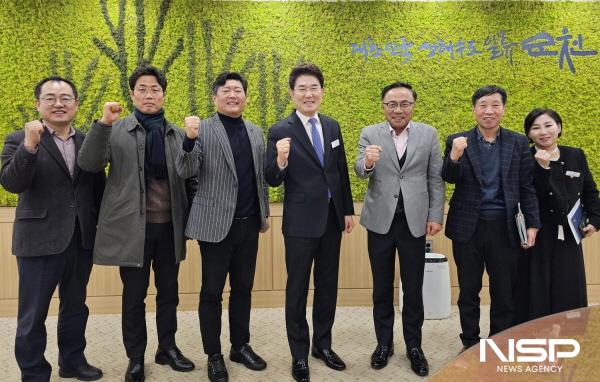 NSP통신-순천시는 최근 해룡·율촌산단 협의회 임원진과 간담회를 열고 지역 기업들의 경영 애로사항을 청취했다.(왼쪽부터 김재빈 미래산업국장, 이노테크 여인우 감사, 코리아넷 채강석 부회장, 노관규 순천시장, 정오용 율촌·해룡산단협의회장, 김재수 사무국장, 방수진 신성장산업과장) (사진 = 순천시)
