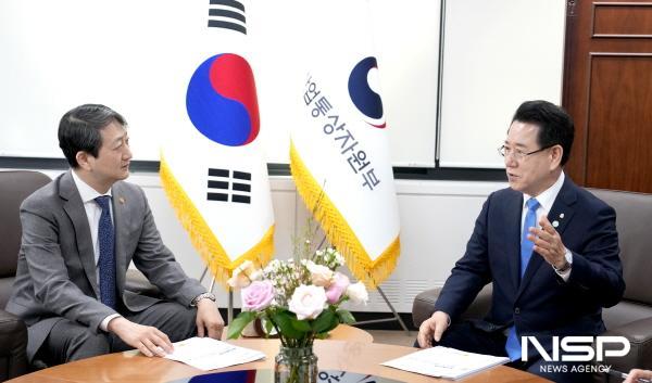 NSP통신-김영록 전라남도지사가 7일 정부서울청사에서 안덕근 산업통상부 장관을 만나 솔라시도 AI 슈퍼클러스터 허브 등 도 현안 해결을 위한 건의를 하고 있다. (사진 = 전남도)