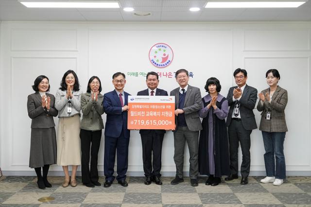 NSP통신-신경호 교육감이 월드비전 강원사업본부로 부터 교육복지학생 지원을 위한 사업비를 전달 받고 기념사진 촬영을 하고 있는 모습. (사진 = 강원도교육청)