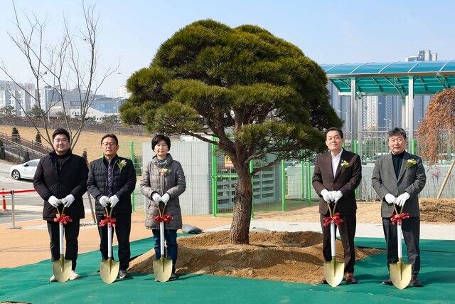NSP통신-7일 (오른쪽부터) 김정렬 수원시의회 부의장, 이재준 수원시장, 백혜련 국회의원 등이 기념 식수 후 기념촬영을 하고 있다. (사진 = 수원시)