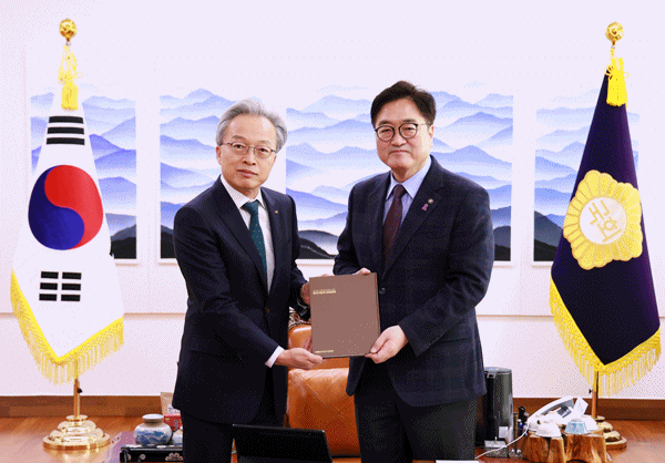 NSP통신-최진식 한국중견기업연합회 회장(좌)와 우원식 국회의장(우) (사진 = 국회의장 공보 수석실)
