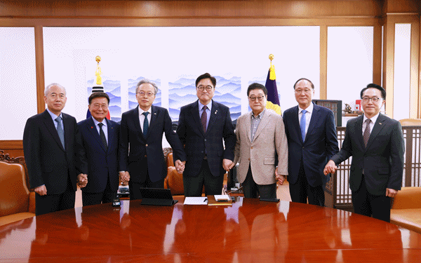 NSP통신-우원식 국회의장의 최진식 한국중견기업연합회 회장 면담 기념사진 (사진 = 국회의장 공보 수석실)