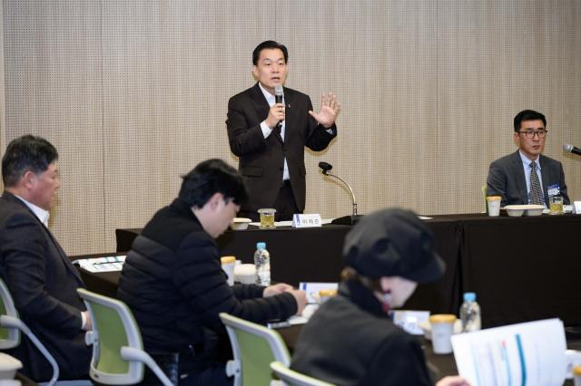 NSP통신-7일 이재준 수원시장이 포럼에서 발언을 하고 있다. (사진 = 수원시)