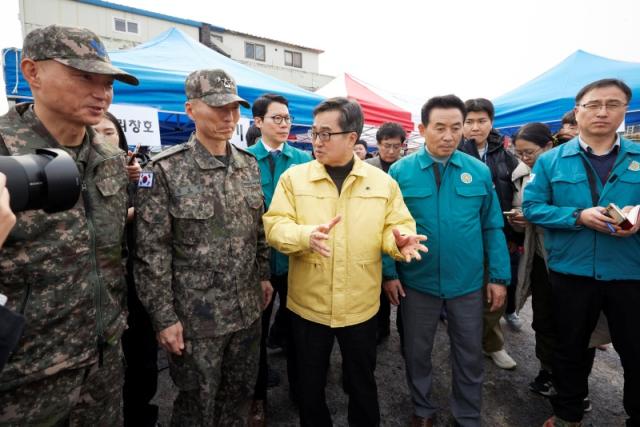 NSP통신-7일 오후 김동연 경기도지사가 포천시 이동면 노곡리 낭유대교 인근의 폭탄 오발사고 현장점검을 하고 있다. (사진 = 경기도)
