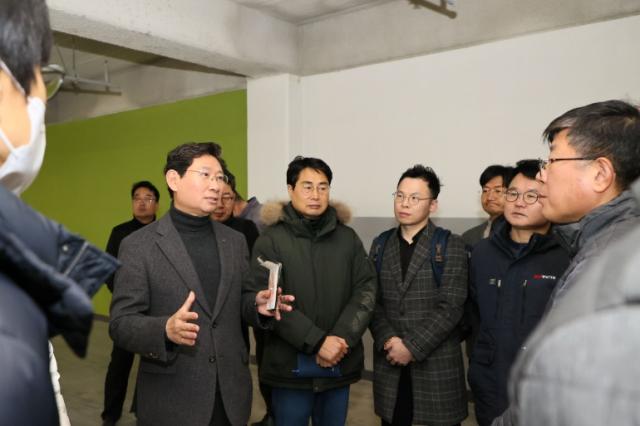 NSP통신-이상일 용인특례시장이 A 아파트 건설 현장에서 누수가 지적된 지하 주차장을 둘러보고 있다. (사진 = 용인특례시)
