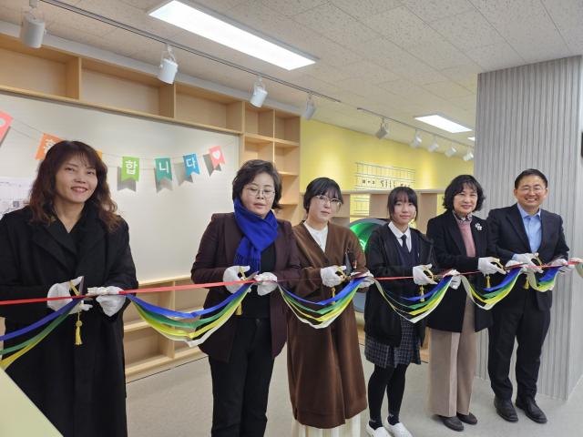 NSP통신-7일 숙지중학교 민경록 학교운영 부위원장(오른쪽부터), 김윤자 교장, 양지윤 학생회 회장, 박미진 학부모회장, 학교운영위원장인 김미경 수원시의원이 개관식에서 테이프 컷팅식을 하는 모습. (사진 = 숙지중학교)