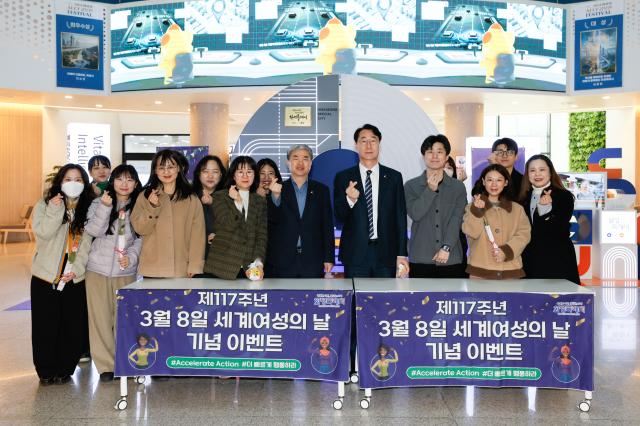 NSP통신-7일 정명근 화성시장(앞줄 오른쪽 네번째)과 행사 참석자들이 기념촬영을 하는 모습. (사진 = 화성시)