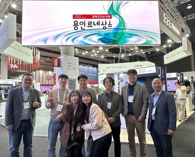NSP통신-모바일 월드 콩그레스(MWC) 2025 용인특례시관 참가 기업 관계자 단체 기념촬영 모습. (사진 = 용인특례시)