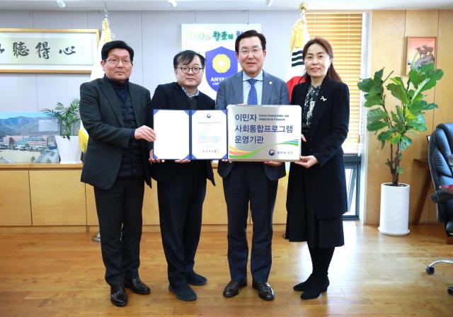 NSP통신-안양대에서 열린 법무부 이민자 사회통합프로그램 운영기관 지정서 및 현판 전달식 기념촬영 모습. 사진 왼쪽부터 안양대 김현태 기획처 부장, 박남훈 기획처장, 장광수 총장, 이윤진 교수. (사진 = 안양대학교)