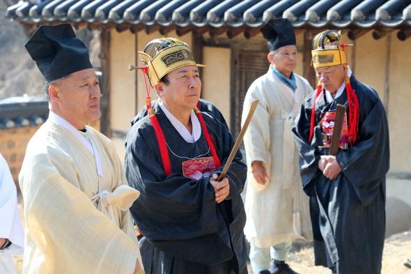 NSP통신-9일 오전 안동시 도산면 서부리 예안향교(전교 박천민)와 송천동 안동향교(전교 이충섭)에서 공자를 비롯한 성현을 추모하고 덕을 기리기 위한 춘계 석전대제를 각각 봉행했다. (사진 = 안동시)