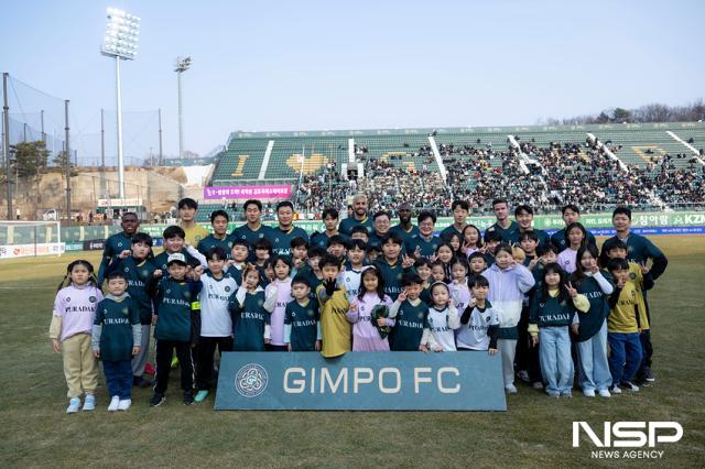 NSP통신-김포FC 홈개막전에서 출전 선수들, 에스코트 키즈, 김병수 김포시장, 김종혁 시의장, 홍경호 김포FC 대표, 장성식 푸라닭치킨 대표가 김포FC의 승리를 기원하는 모습. (사진 = 조이호 기자)