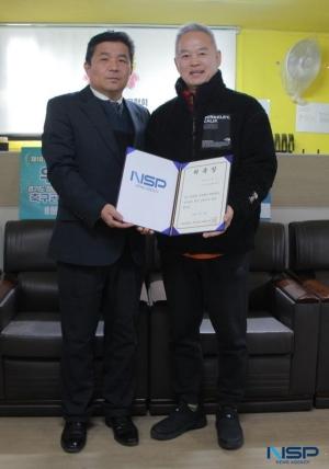 NSP통신-10일 경기도장애인축구협회 사무실에서 김종식 NSP통신 경기남부 본부장(왼쪽)이 김효식 경기도장애인축구협회 회장을 법인 고문으로 위촉하고 기념촬영을 하고 있다. (사진 = 김병관 기자)