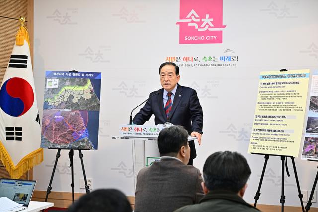 NSP통신-이병선 속초시장이 접경지역 확정에 따른 기자 브리핑을 하고 있는 모습. (사진 = 속초시)