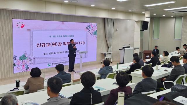 NSP통신-신경호 교육감이 연수에서 내일이 기대되는 더 나은 강원교육을 위한 길이라는 특강을 진행하고 있는 모습. (사진 = 강원도교육청)