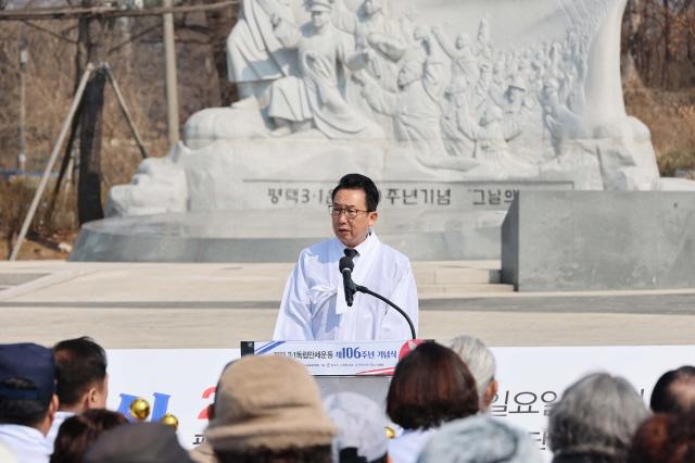 NSP통신-평택 3·1독립만세운동 제106주년 기념식 축사하는 강정구 의장. (사진 = 평택시의회)