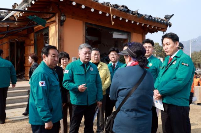 NSP통신-10일 공군 전투기 오폭사고가 발생한 포천시 이동면 노곡리 현장을 방문한 경기도의회 국민의힘이 관계자들에게 피해 및 조치 현황을 점검하고 있다. (사진 = 경기도의회 국민의힘)