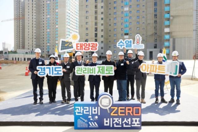 NSP통신-11일 오전 화성 통탄2 A93블럭에서 열린 관리비 제로 아파트 비전 선포식에서 김동연 경기도지사와 유영일 경기도의회 의원, 송두삼 성균관대학교 교수, 이명주 명지대학교 교수, 유기형 한국건설기술연구원 센터장등 주요인사들과 기념촬영을 하고 있다. (사진 = 경기도)