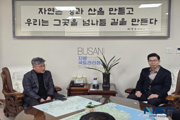 NSP통신-김광열 영덕군수는 지역 현안사업의 성공적인 추진을 위해 지난 10일 부산지방국토관리청에서 전형필 청장과 주요 간부들을 만나 사업의 조기 착공과 개통을 건의했다. (사진 = 영덕군)