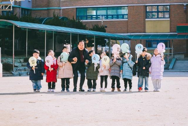 NSP통신-이권재 오산시장이 초등 신입생들과 사진촬영을 하고 있다. (사진 = 오산시)