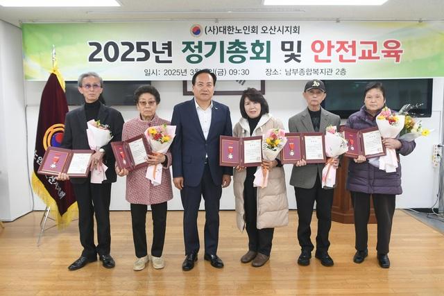 NSP통신-7일 이권재 오산시장(왼쪽 세번째)과 수상자들이 기념촬영을 하는 모습. (사진 = 오산시)