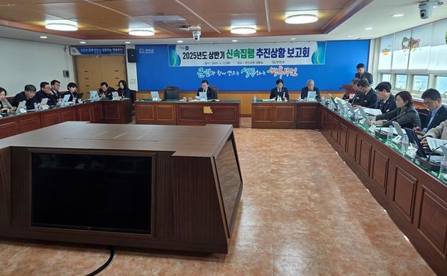 NSP통신-정현구 부군수 주재로 전체 부서장이 참석한 가운데 2025년도 상반기 신속집행 추진상황 보고회를 개최했다. (사진 = 무안군)