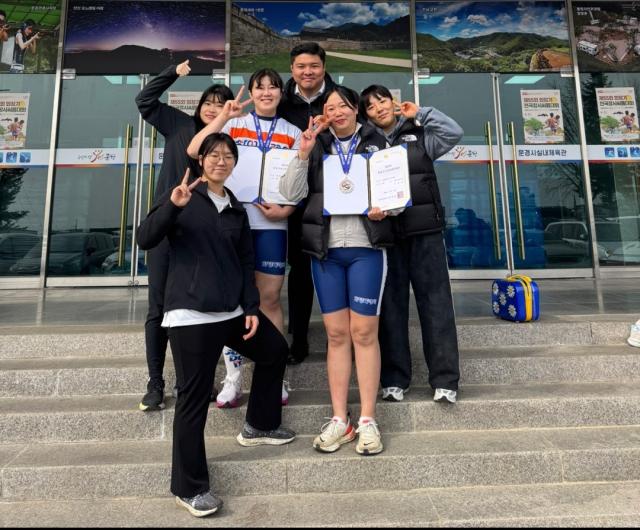 NSP통신-화성시청 씨름부 여자부 무궁화급 1위 김아현 선수, 이주형 코치, 무궁화급 2위 이화연 선수가 기념촬영을 하는 모습. (사진 = 화성시)