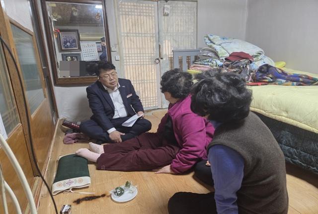 NSP통신-김지열 운남면장이 이웃들의 안부를 확인하고 애로사항을 청취하고 있다. (사진 = 무안군)