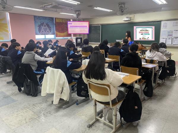 NSP통신-의왕시진로지원센터 진로탐색 프로그램 모습. (사진 = 의왕시)
