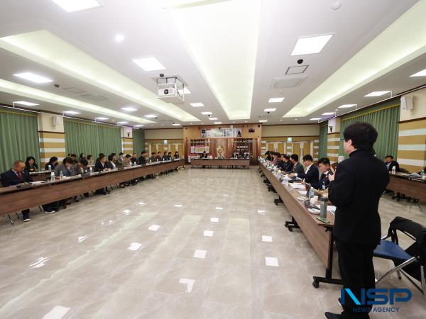 NSP통신-청도군은 11일 군청 대회의실에서 간부 공무원, 문화·예술·관광 허브도시 조성 TF추진단, 인문사회연구소 관계자 등 50여 명이 참석한 가운데 청도군 문화·예술·관광 허브도시 기본계획 수립 연구용역 중간 보고회를 개최했다. (사진 = 청도군)