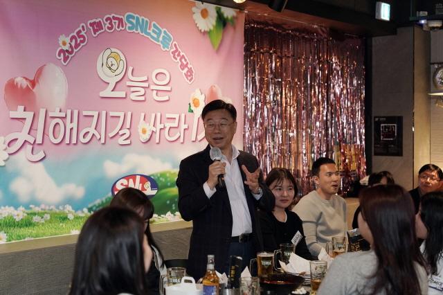 NSP통신-신상진 시장이 2025 SNL(SeongNamLive) 크루와의 간담회에서 참석자들과 대화를 나누고 있다 (사진 = 성남시)