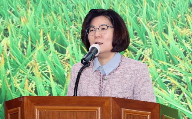 NSP통신-김보라 시장이 11일 비봉관에서 열린 2025년 기후변화 대응 벼 재배기술 교육에 참석해 인사말을 하고 있다. (사진 = 안성시)