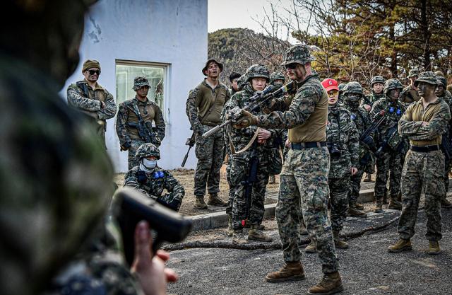 NSP통신-미 해병대 교관이 도시지역전투 훈련에 앞서 총기 파지법 및 기동 등을 설명하고 있는 모습. (사진 = 해병대)