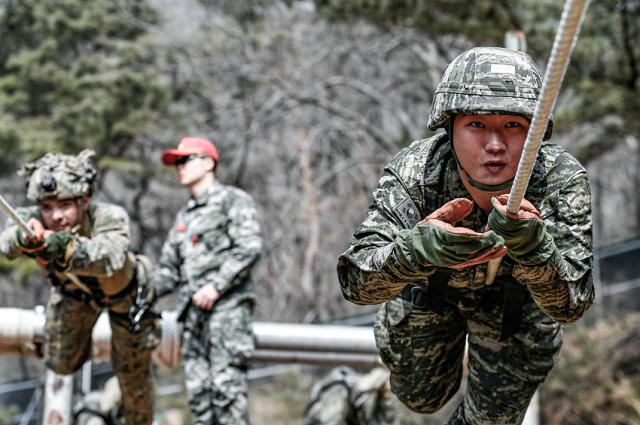 NSP통신-한미 해병대 장병들이 다양한 산악지형지물 극복을 위한 외줄도하훈련을 실시하고 있는 모습. (사진 = 해병대)