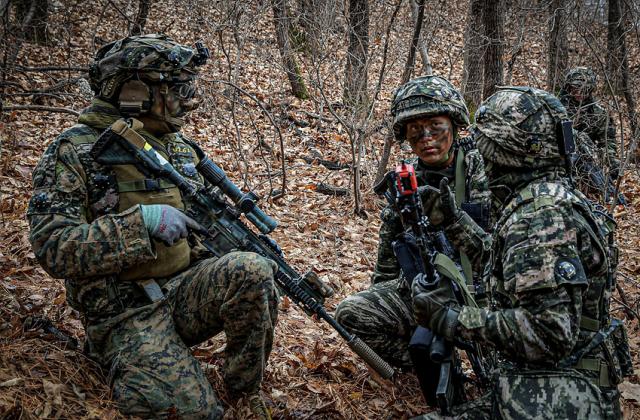NSP통신-한미 해병대 장병들이 쌍방 자유 기동식 교전훈련 중 전술토의를 실시하고 있는 모습. (사진 = 해병대)