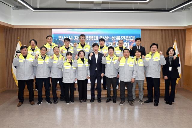NSP통신-11일 이민근 안산시장이 안산시 자율방범대 안산·상록연합대와 신년 간담회를 가졌다. 사진은 간담회 후 기념촬영 모습. (사진 = 안산시)