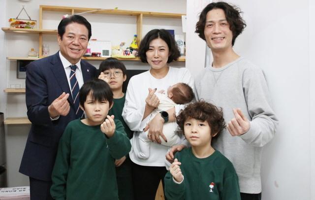 NSP통신-최대호 안양시장이 2월 19일 안양9동 여섯째아 출생가정을 방문해 기념촬영을 하고 있다. (사진 = 안양시)