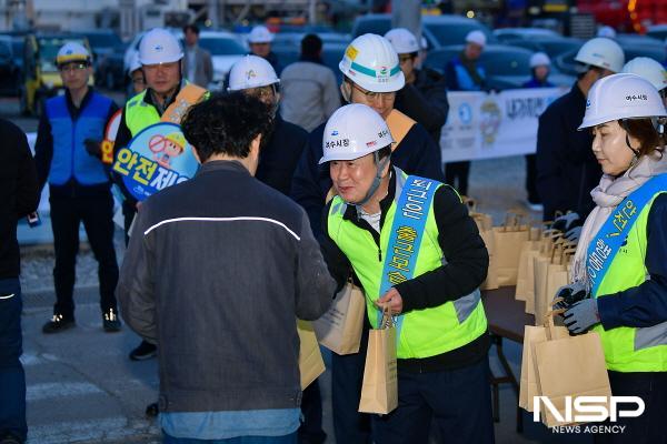 NSP통신-정기명 여수시장이 GS칼텍스 여수공장 대정비 사업장에서 출근길 안전 문화 캠페인을 펼치고 있다. (사진 = 여수시)