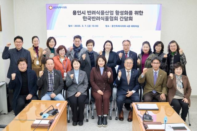 NSP통신-용인시 반려식물산업 활성화 간담회 참석자들이 기념촬영을 하고 있다. (사진 = 용인특례시의회)