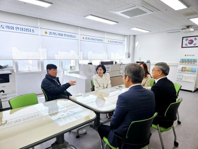 NSP통신-11일 경기도의회 안성상담소에서 양운석·황세주 경기도의원이 안성교육지원청 이정우 교육장을 비롯한 교육과장, 대외협력팀장과 함께 지역 교육 발전을 위한 정담회를 하고 있다. (사진 = 경기도의회)