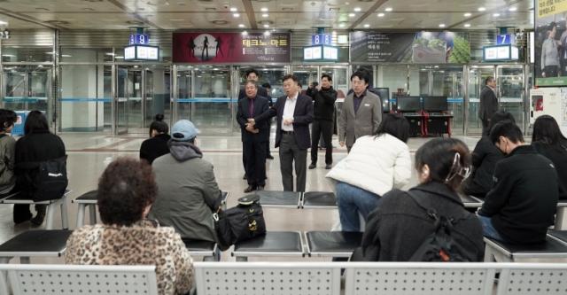 NSP통신-12일부터 정상운행 재개한 성남종합버스터미널을 방문한 신상진 성남시장이 시민들을 격려하고 있다. (사진 = 성남시)