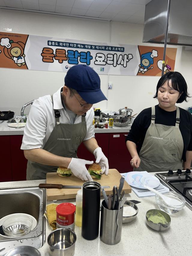 NSP통신-아워플래닛에서 울릉도 특산물을 이용한 5종의 요리 개발해 주민들에게 시연해보이고있다. (사진 = 김민정 취재)